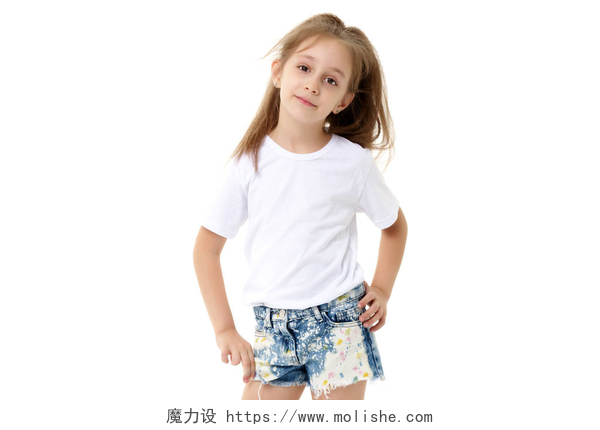 白色背景中美丽可爱的小女孩小女孩在一个纯白色 t恤广告和短裤.